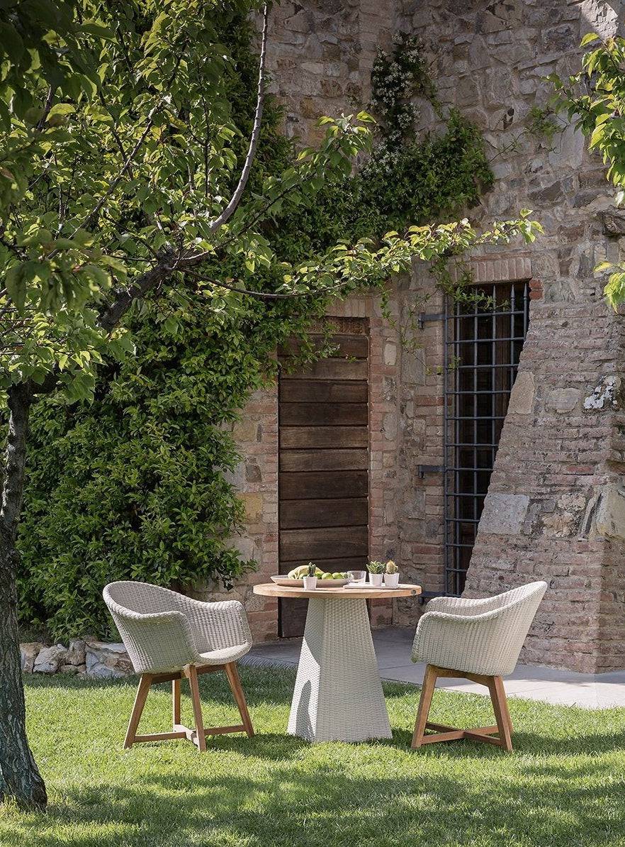 Round single-leg dining table from the Gipsy Collection styled in an outdoor hospitality setting, suitable for hotels, resorts, and restaurants.